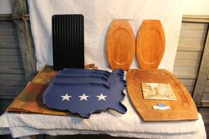 lot 190 image: 6-Place mats  4- plastic state serving trays dethaler tray and set of sizzling fajita platters with wooden bases and more see pictures