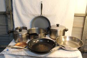 lot 195 image: Mixed lot of pans
