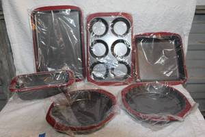 lot 211 image: Lot of unused baking set