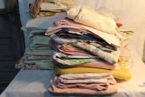 lot 220 image: Tote full of mixed sheets and pillowcases