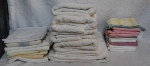 lot 234 image: Lot of towels wash clothes hand towels and bath towels