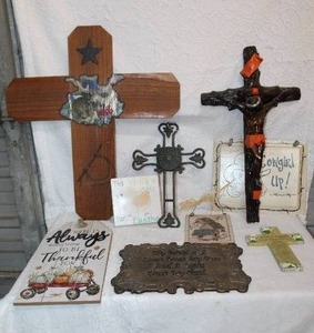 lot 264 image: Mixed lot of crosss and home decor