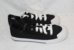 lot 291 image: Size 5 shoes unused
