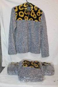 lot 319 image: Lot of 4 unused sunflower sweaters size medium