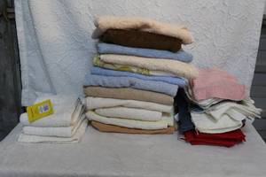 lot 360 image: Lot of towels and washcloths and hand towels
