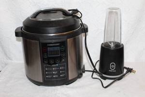 lot 371 image: Rice cooker and blender