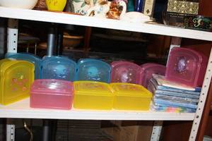 lot 377 image: 10 - unused sandwich containers and a stack of unused napkin packs