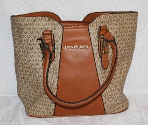 lot 394 image: Michael kors hand bag