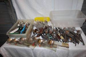 lot 400 image: large, mixed lot of assorted metal flatware, also known as silverware or cutlery.