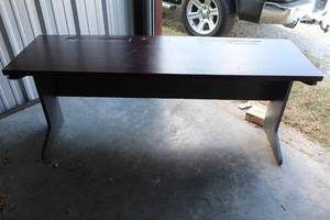 lot 415 image: Desk