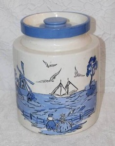 lot 426 image: vintage milk glass humidor or canister with a blue and white seaside or Delft scene design.
