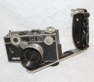 lot 429 image: Argus C3, a popular 35mm rangefinder film camera often referred to as the brick due to its distinctive shape