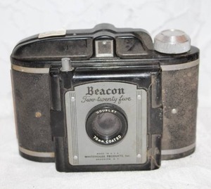 lot 432 image: Beacon Two-Twenty Five vintage camera, from around 1950 to 1959