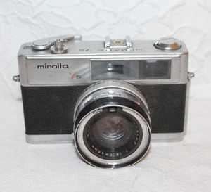 lot 435 image: Minolta Hi-Matic 7s vintage 35mm rangefinder film camera.