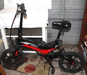 lot 438 image: Swagtron EB7 Elite Commuter Folding Electric Bike. Can not find key for the battery to get it out