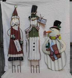 lot 445 image: Metal yard art about 3 12 tall