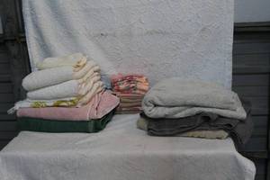 lot 452 image: Lot of bath towels and washcloths