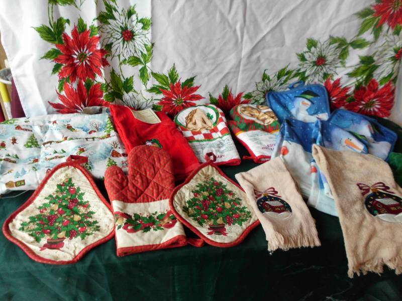 lot 4 image: APRON, MITTENS