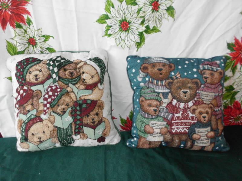 lot 9 image: CHRISTMAS PILLOWS
