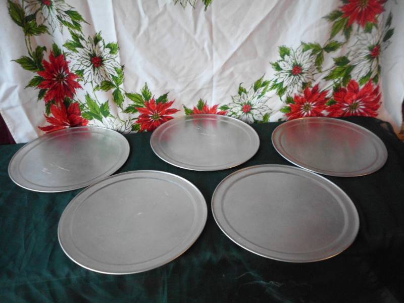 lot 10 image: 12 ALLUMINUM PIZZA TRAYS