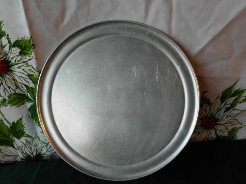lot 11 image: 12 ALLUMINUM PIZZA TRAYS