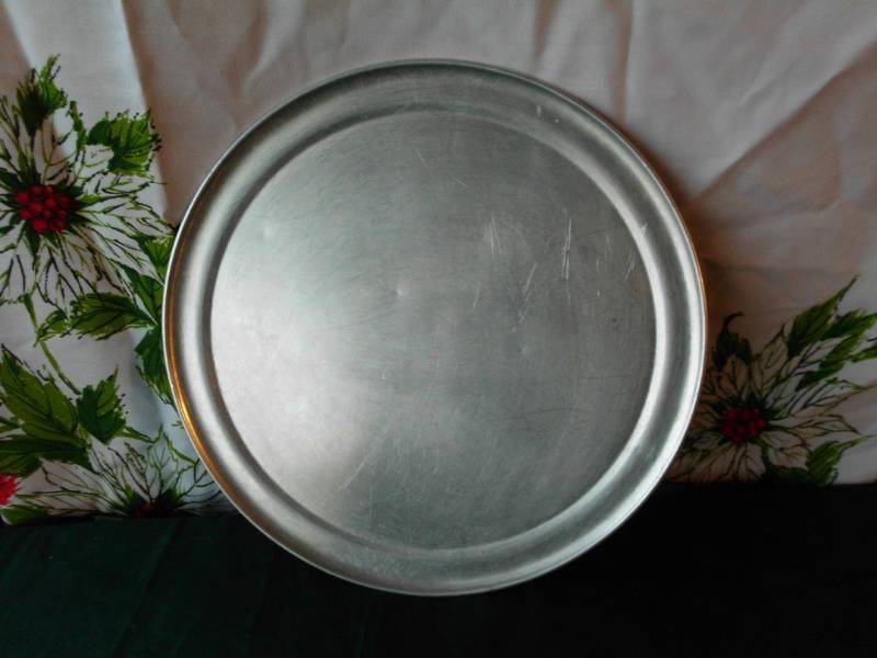 lot 12 image: 12 ALLUMINUM PIZZA TRAYS
