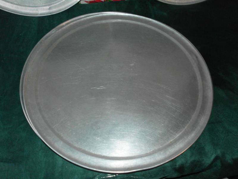 lot 13 image: 16 ALLUMINUM PIZZA TRAYS