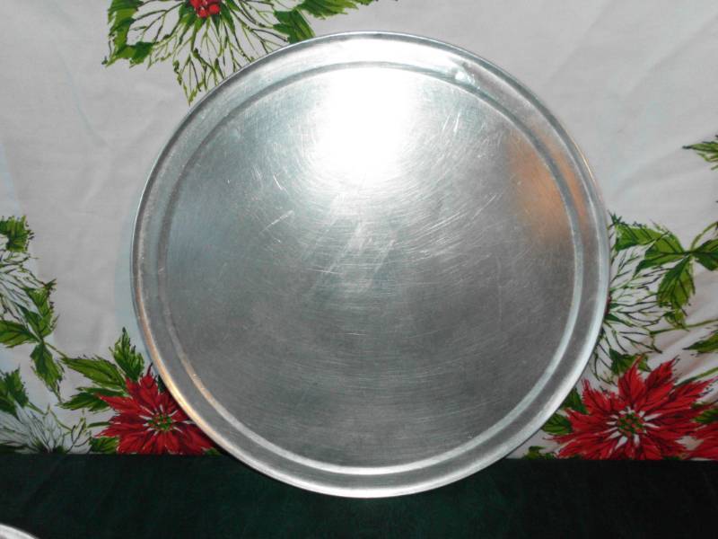 lot 14 image: 16 ALLUMINUM PIZZA TRAYS