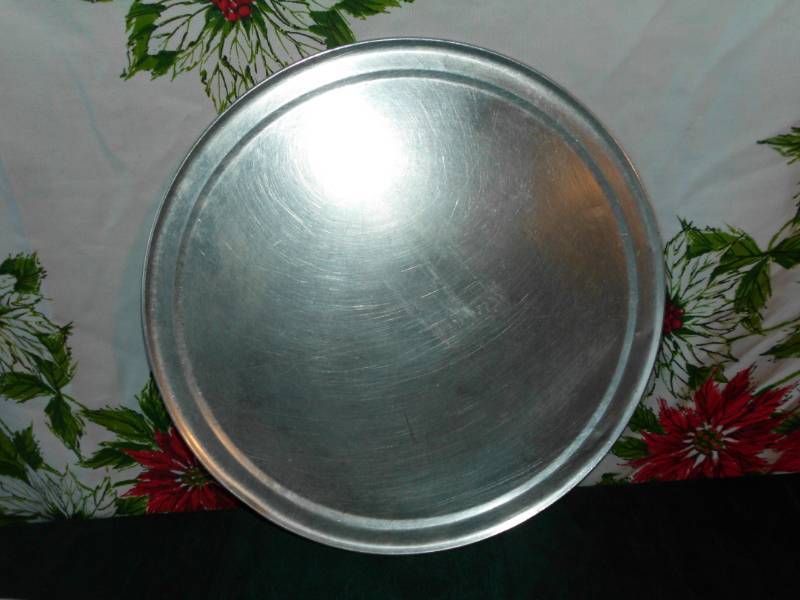 lot 15 image: 16 ALLUMINUM PIZZA TRAYS