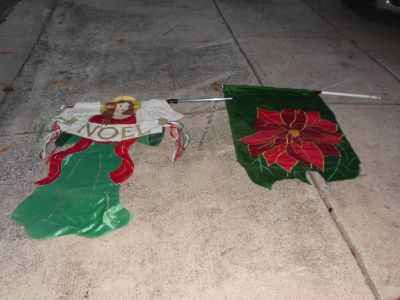 lot 20 image: CHRISTMAS YARD FLAGS