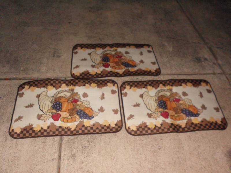 lot 22 image: SEASONAL DOOR MATS