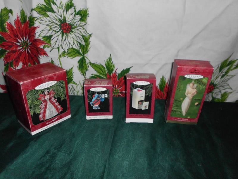 lot 28 image: HALLMARK KEEPSAKE ORNAMENTE