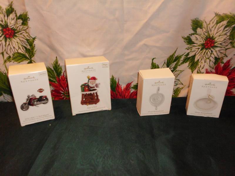 lot 31 image: HALLMARK KEEPSAKE ORNAMENTE