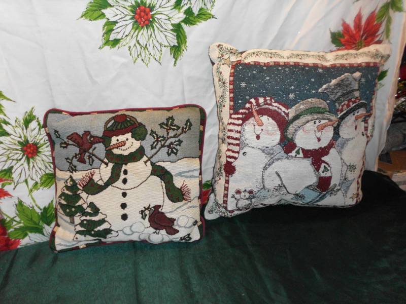 lot 32 image: CHRISTMAS PILLOWS