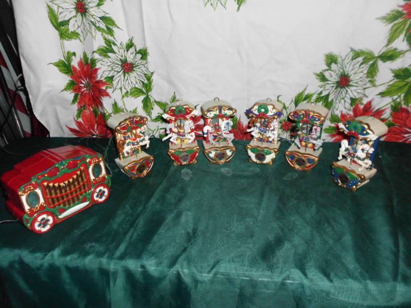 lot 35 image: HOLIDAY CAROUSEL
