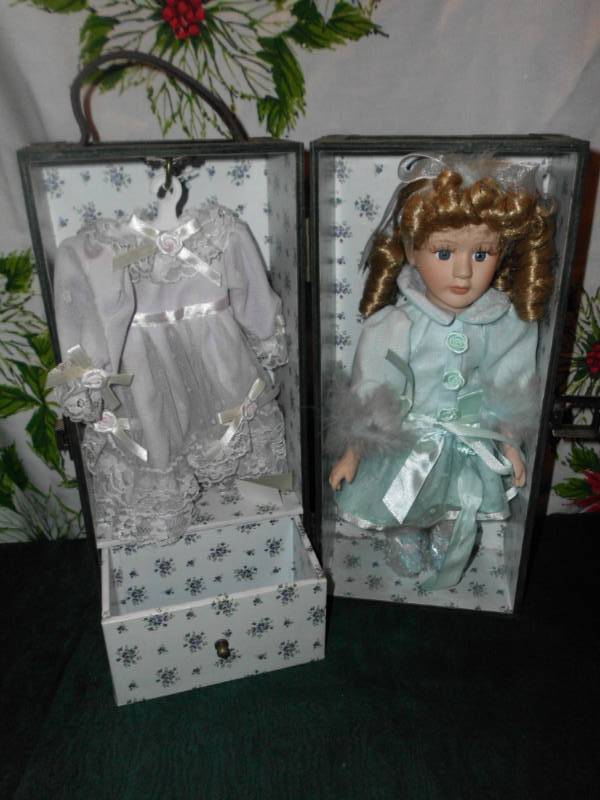 lot 37 image: VINTAGE PORCELAIN DOLL