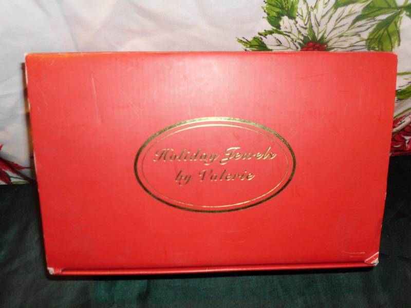 lot 38 image: HOLIDAY JEWELS BY VALERIE