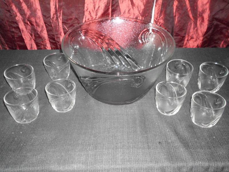 lot 40 image: PUNCH BOWL WITH GLASSES