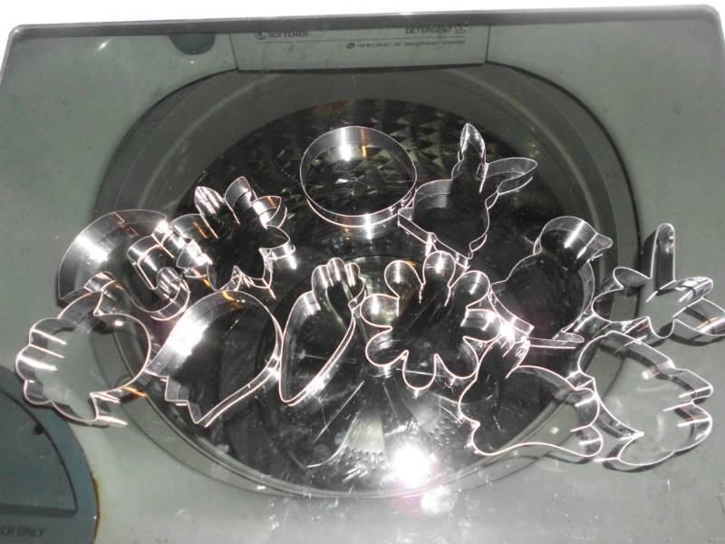 lot 79 image: COOKIE CUTTER SET