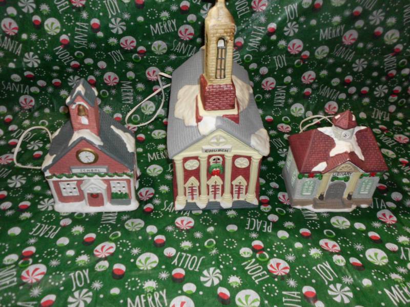 lot 85 image: CERAMIC LIGHT HOUSES