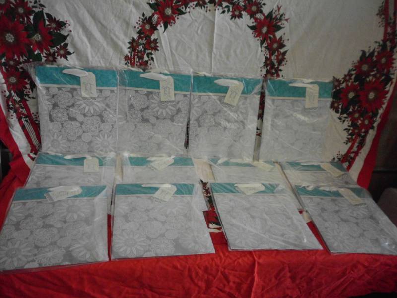 lot 110 image: HALLMARK GIFT BAGS