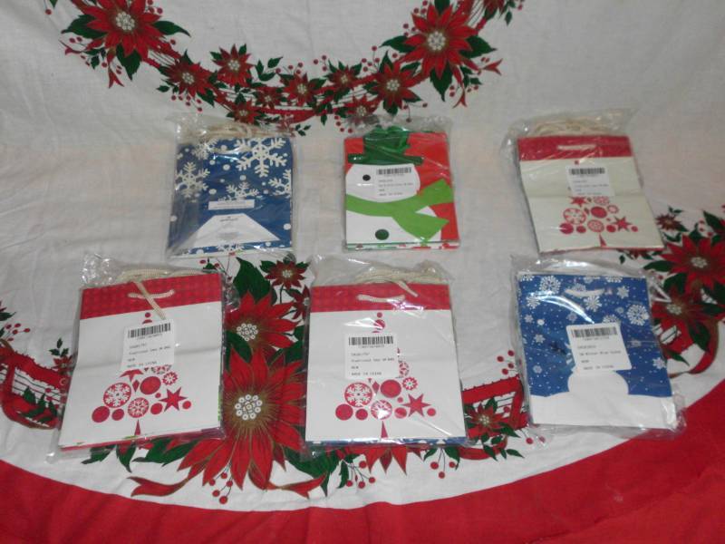lot 117 image: HALLMARK GIFT BAGS