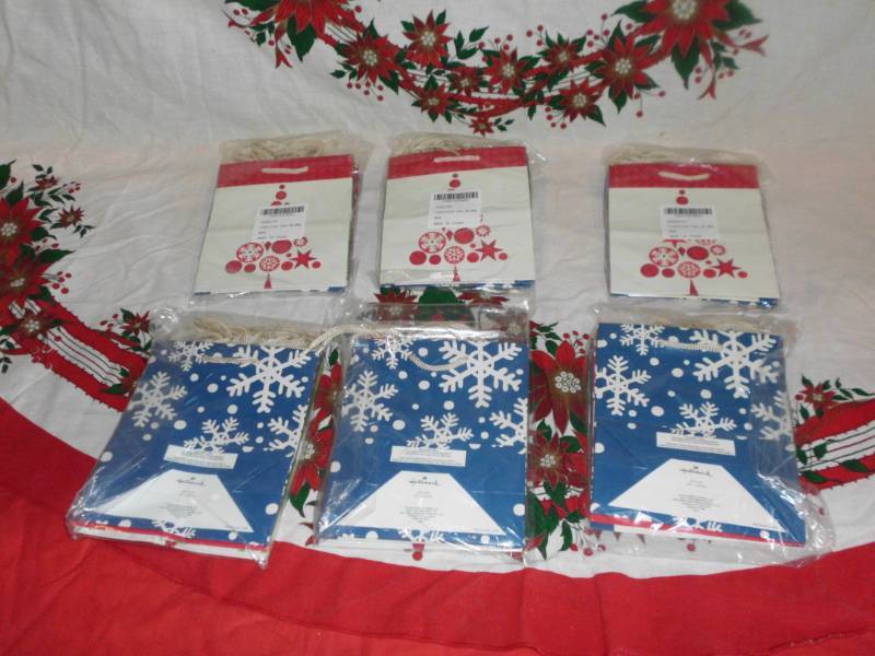 lot 118 image: HALLMARK GIFT BAGS