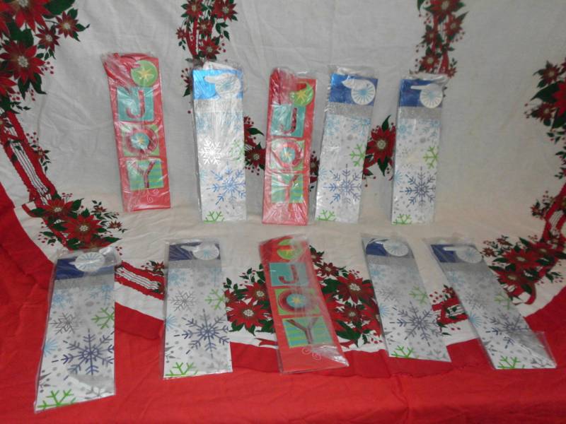 lot 121 image: HALLMARK GIFT BAGS