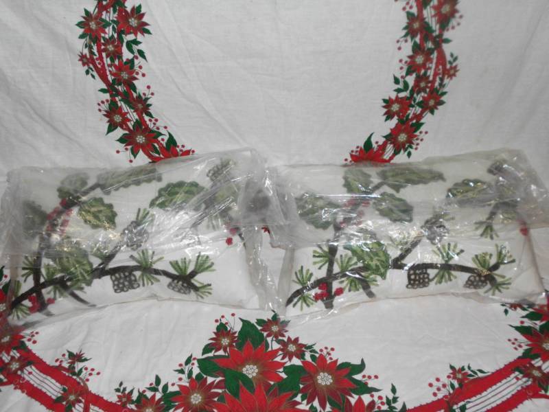 lot 128 image: CHRISTMAS THROW PILLOW