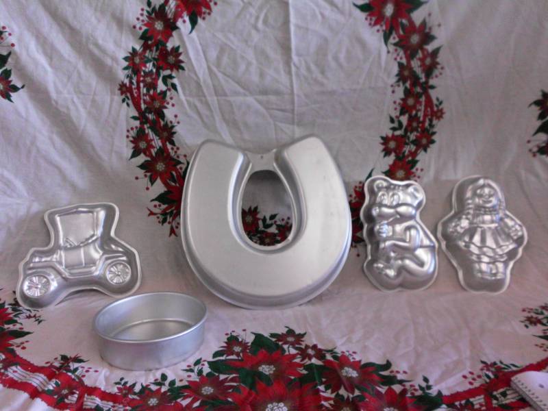 lot 135 image: WILTON PANS