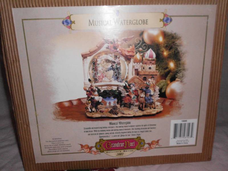 lot 138 image: MUSICAL WATERGLOBE
