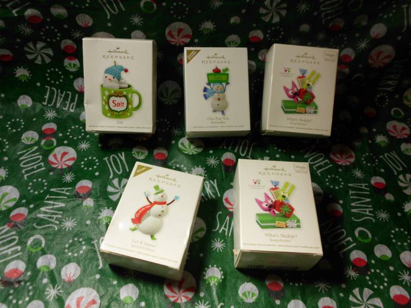 lot 198 image: HALLMARK KEEPSAKE ORNEMENTS