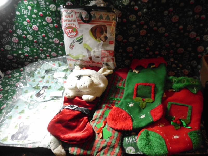 lot 200 image: DOG CHIRSTMAS LOT