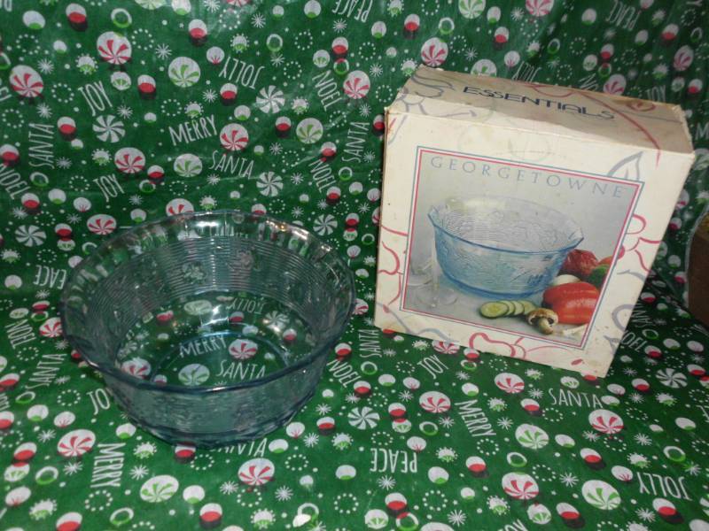 lot 216 image: GEORGETOWNE SALAD BOWL